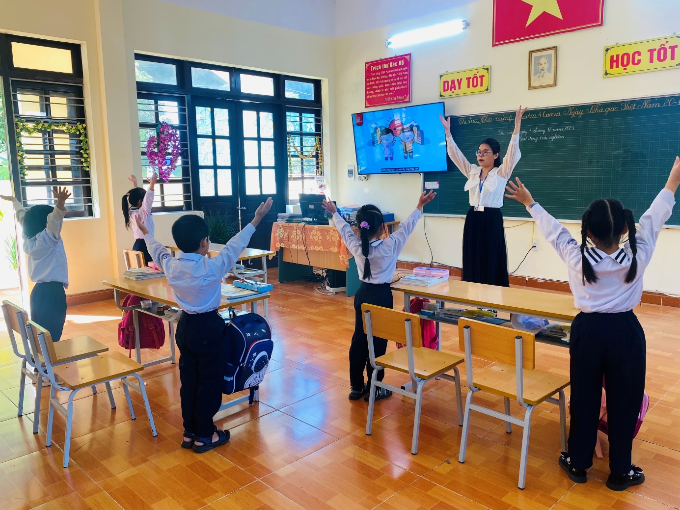 Giải pháp sáng tạo giúp học sinh lớp 1 mạnh dạn, tự tin trong giao tiếp thông qua các hoạt động...